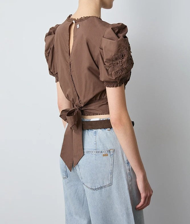 Blusa encaje marrón.