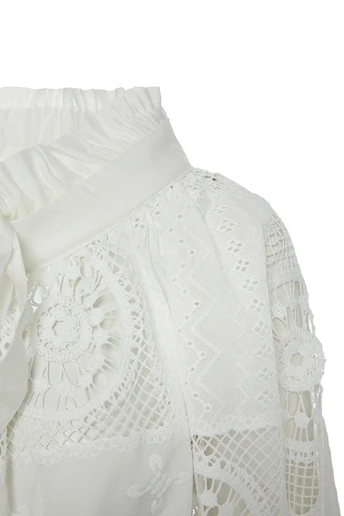 Chaqueta calada bordados.