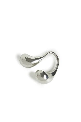 Anillo plateado.