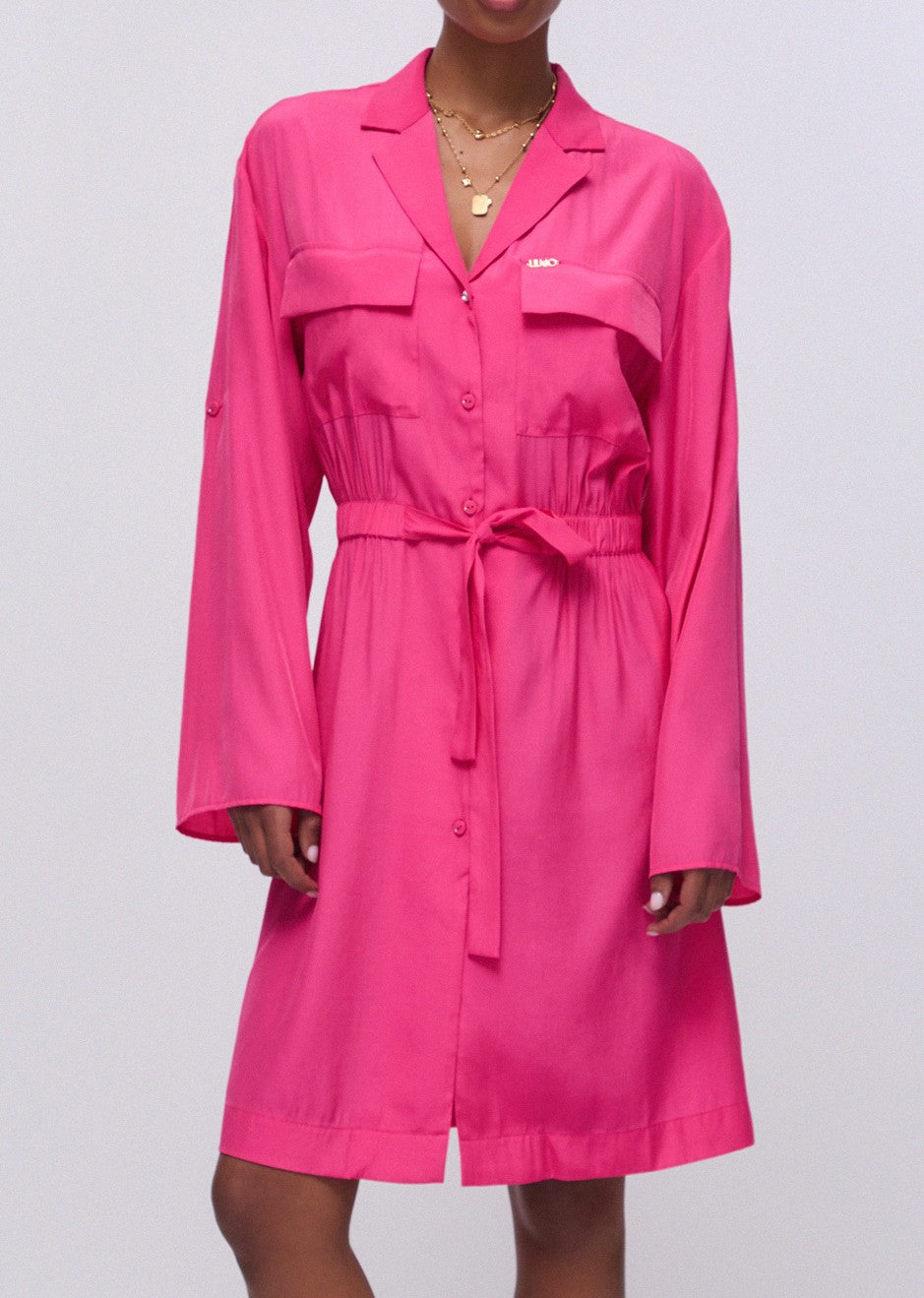 Vestido camisero corto.