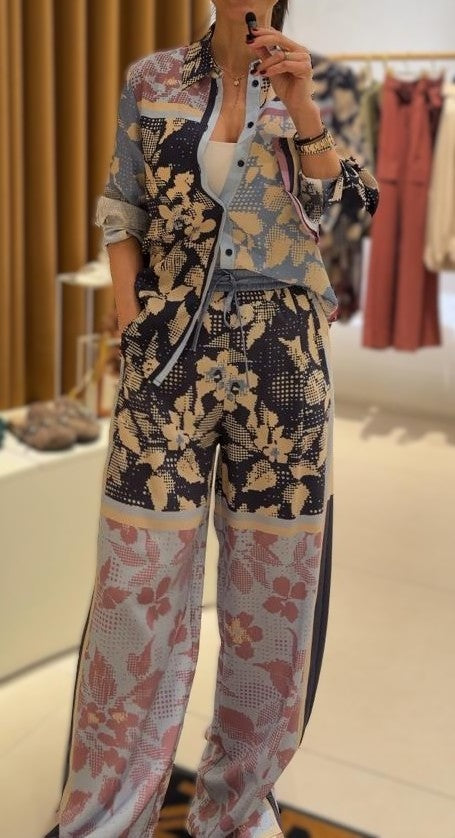 Camisa manga larga estampada.
