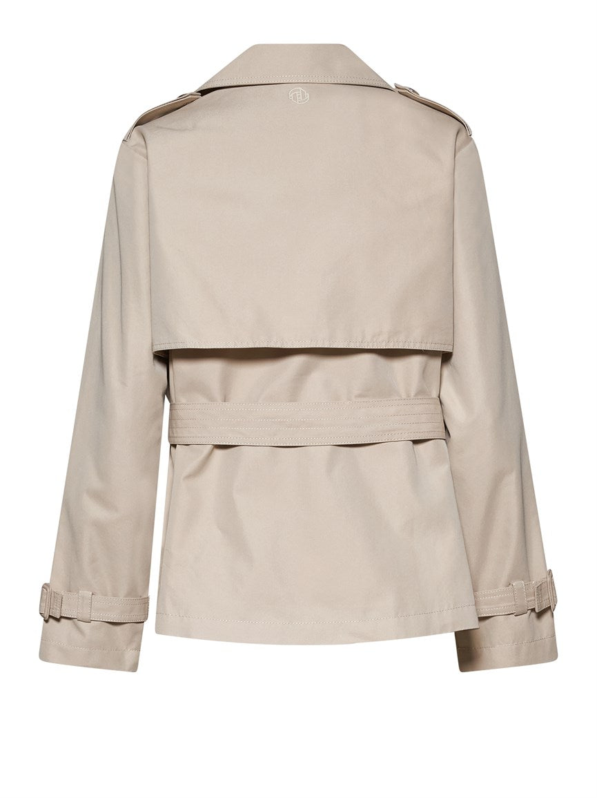 Gabardina beige con cinturón.