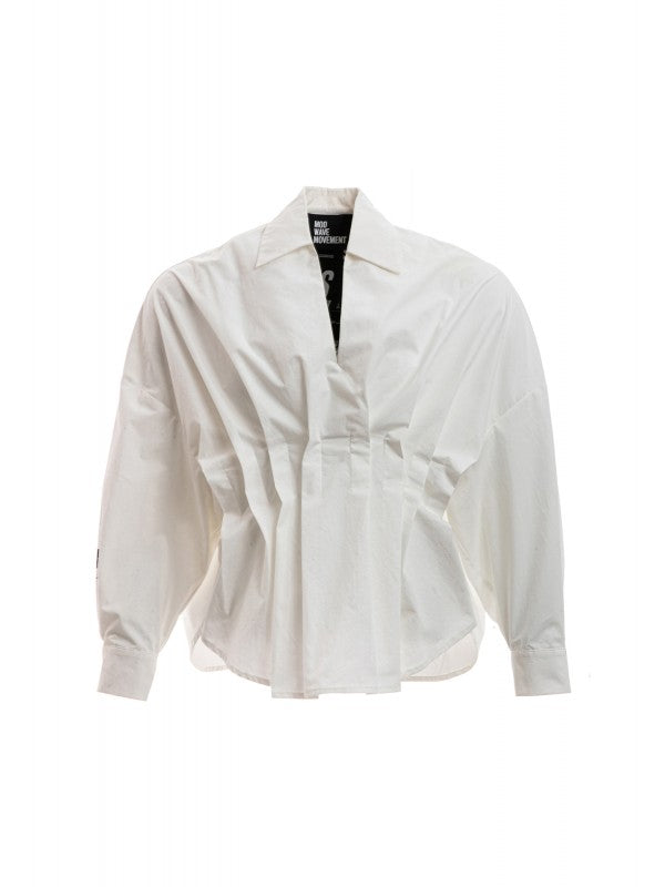 Camisa manga larga blanca.