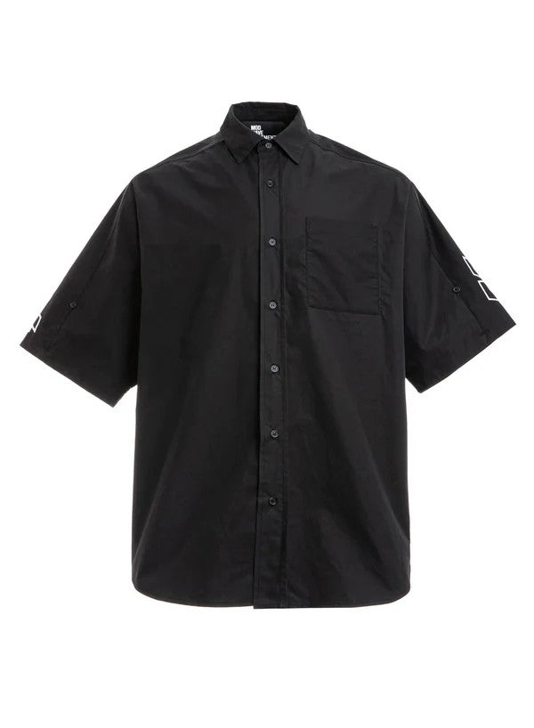 Camisa negra manga corta.