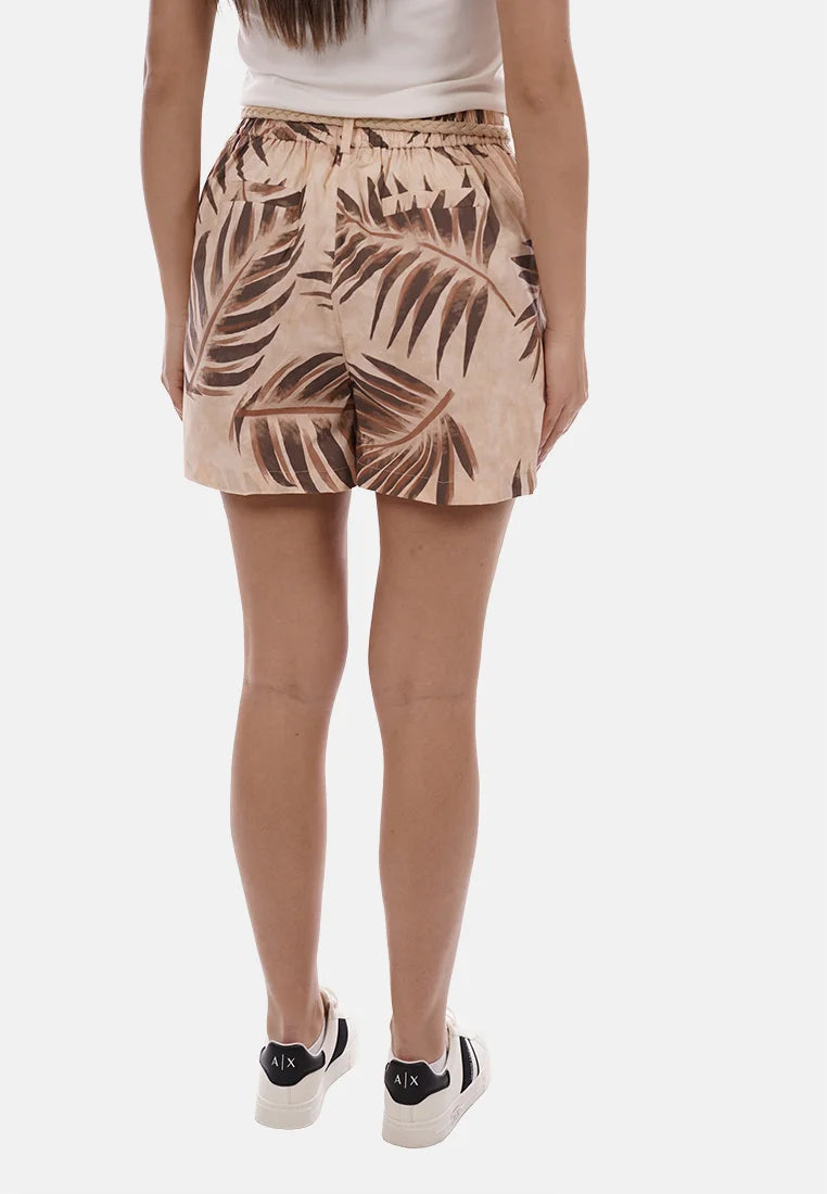 Pantalón corto floral.