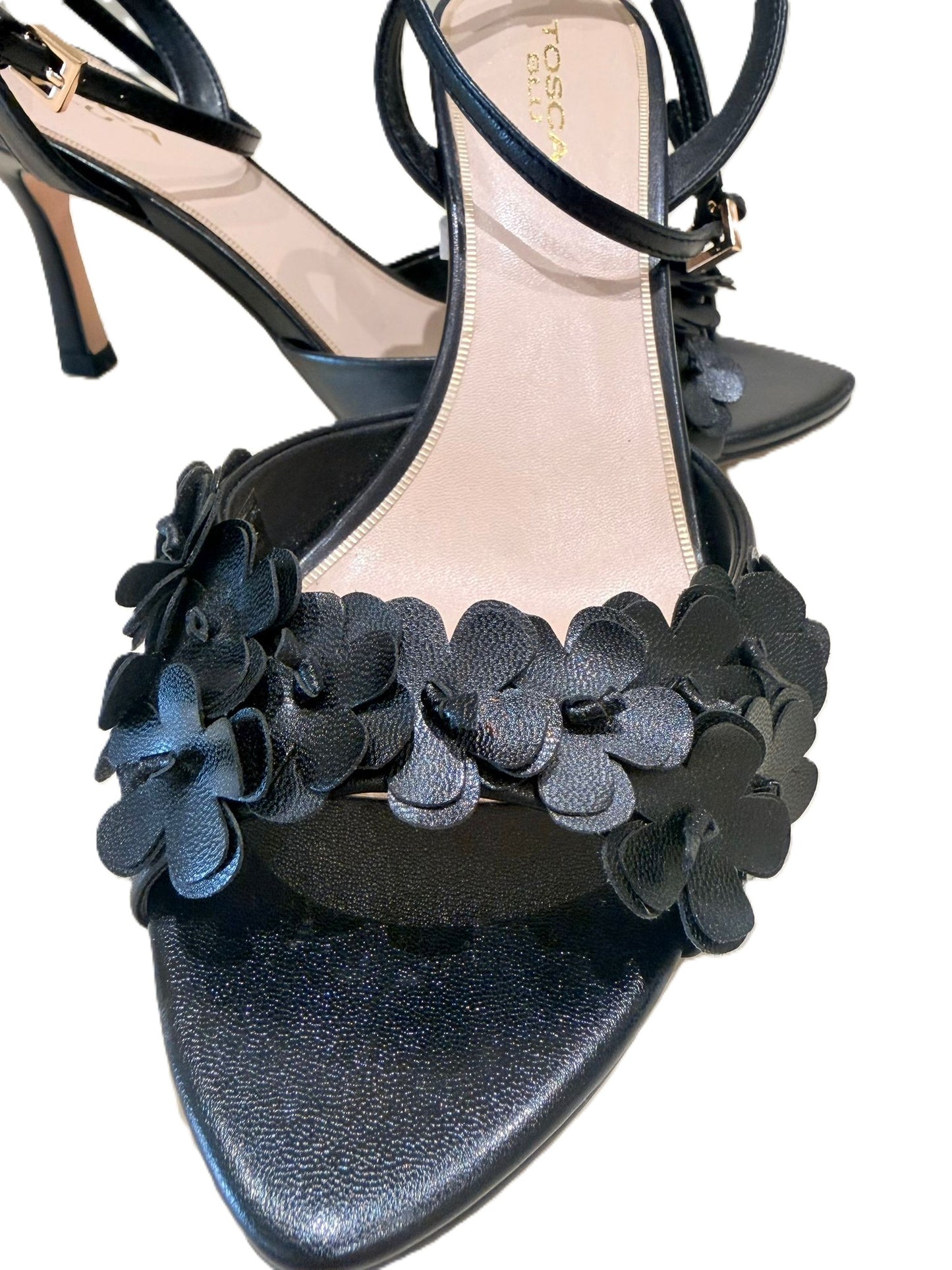 Sandalias negras de tacón.