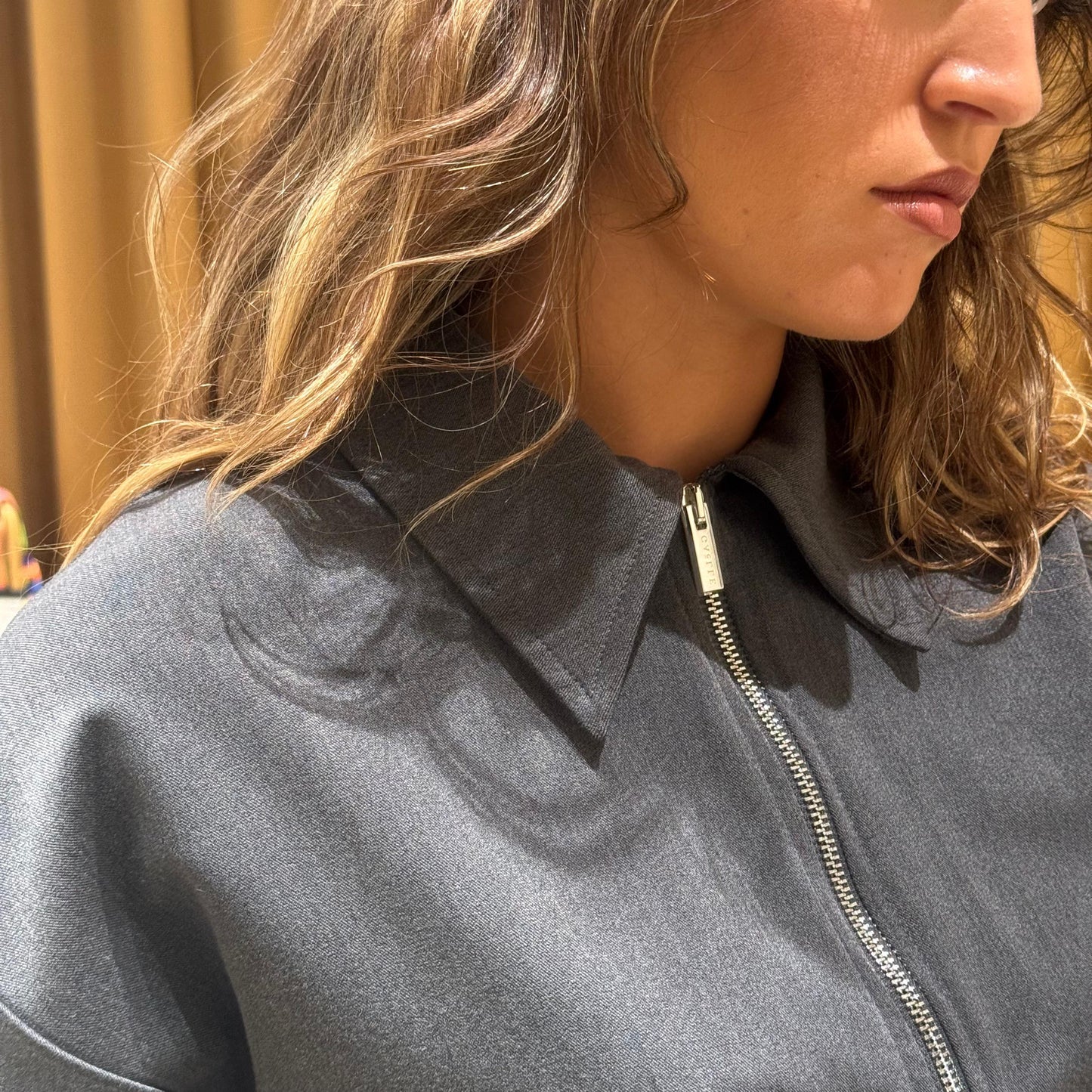 Chaqueta crop en gris con collar