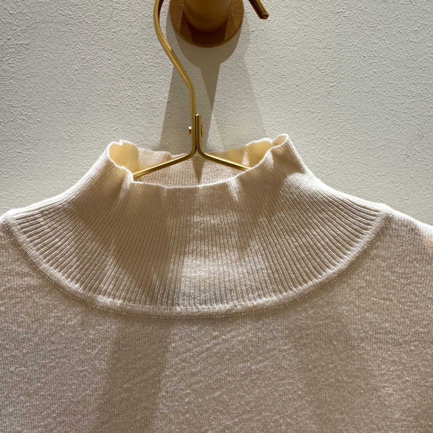 Suéter crema de cuello alto