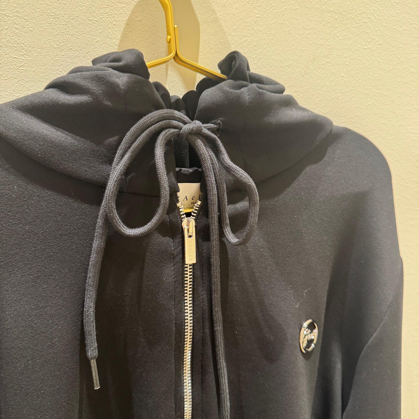 Sudadera crop negra con cremallera