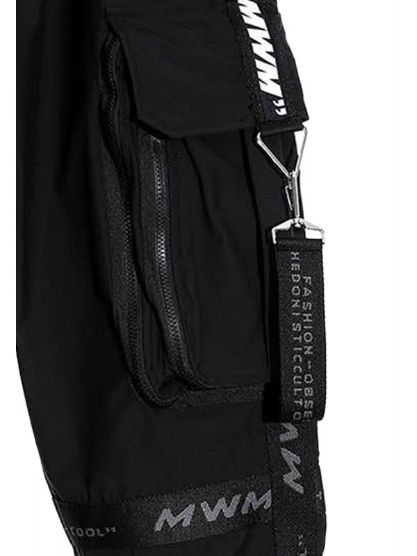 Pantalones negros cargo.