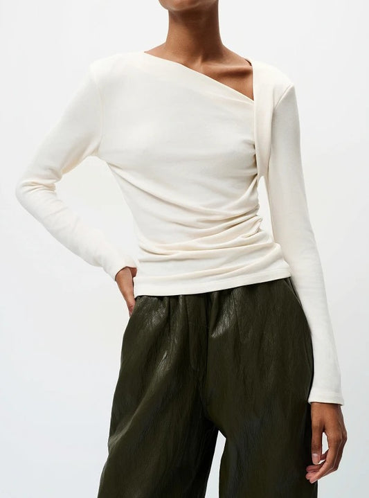 Blusa fruncida beige.