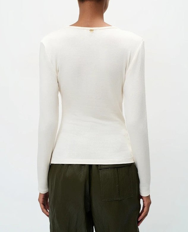 Blusa fruncida beige.