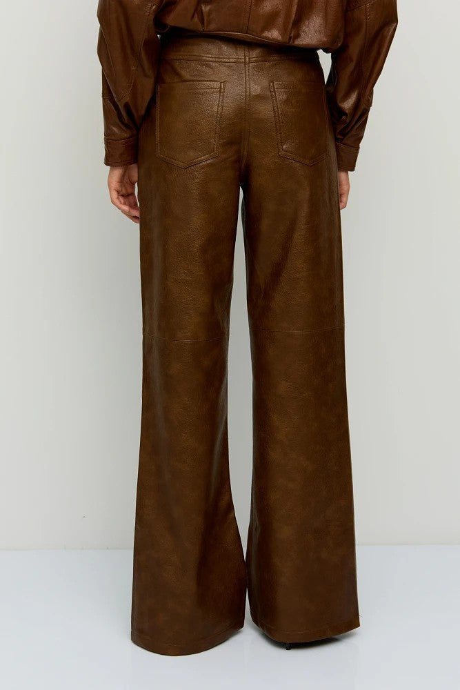 Pantalón marrón efecto piel
