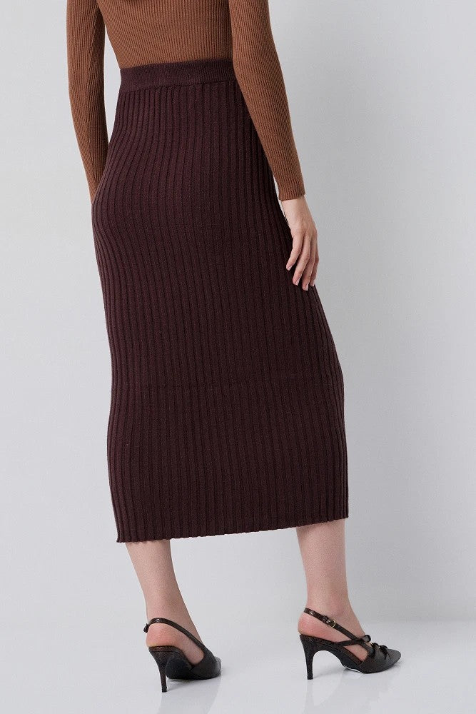 Falda midi de punto.