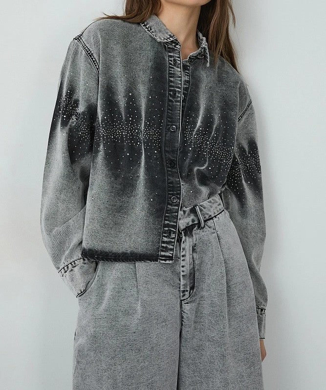 Camisa manga larga gris.
