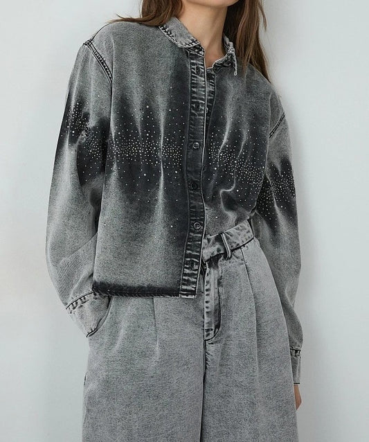 Camisa manga larga gris.
