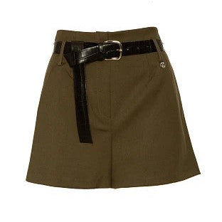 Pantalón corto verde con cinturón