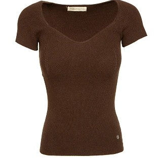 Top marrón con escote corazón