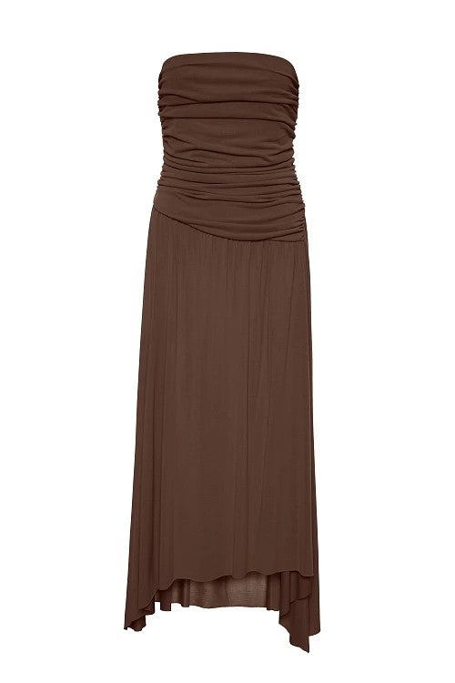 Vestido midi marrón.