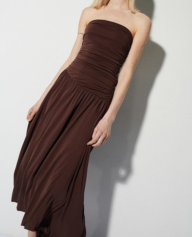 Vestido midi marrón.