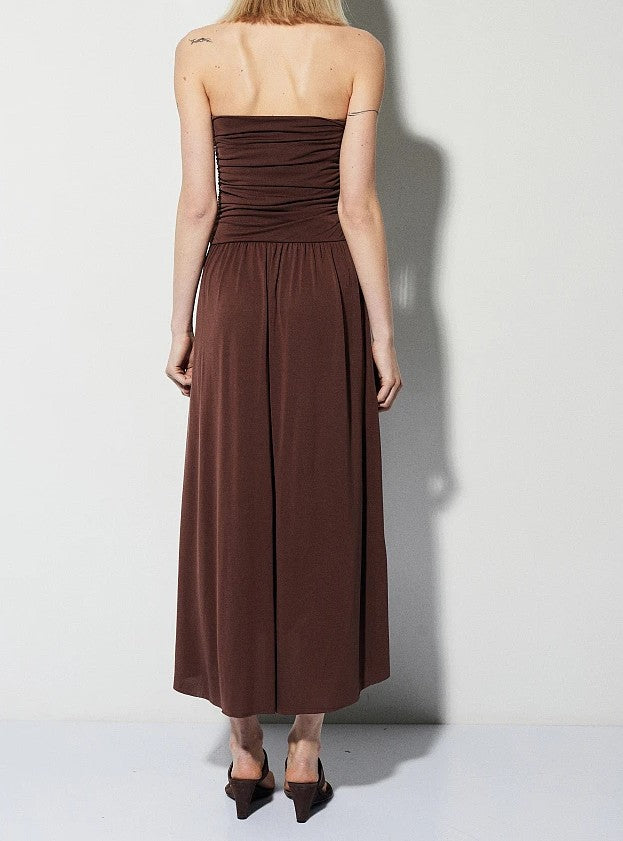 Vestido midi marrón.