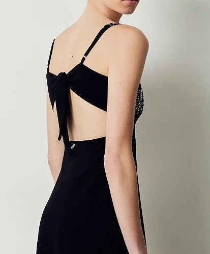 Vestido negro tirantes.