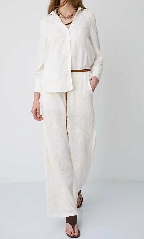 Pantalón blanco largo.