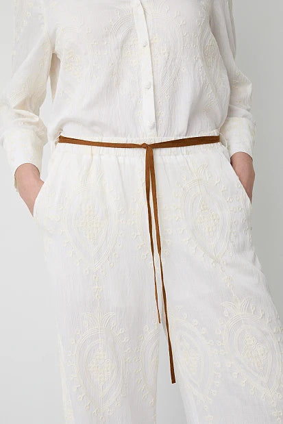 Pantalón blanco largo.