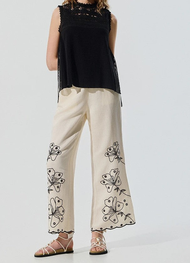 Pantalón largo beige.