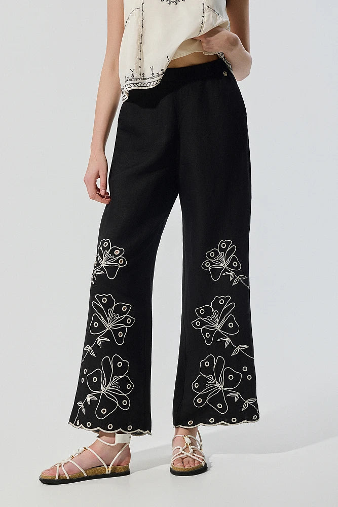 Pantalón largo negro.