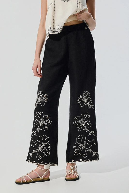 Pantalón largo negro.