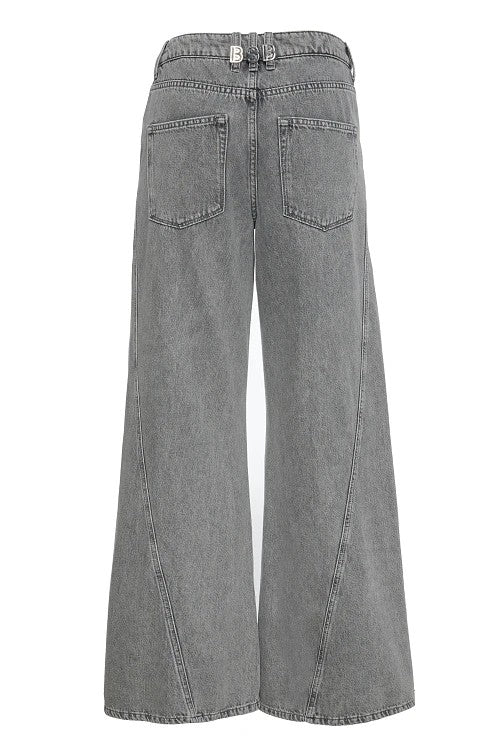 Pantalón tejano gris.