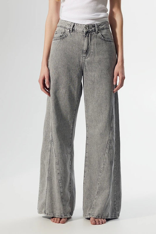 Pantalón tejano gris.