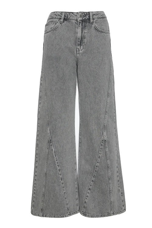 Pantalón tejano gris.