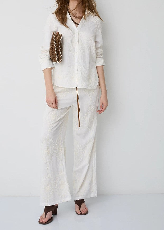 Camisa blanca manga larga.