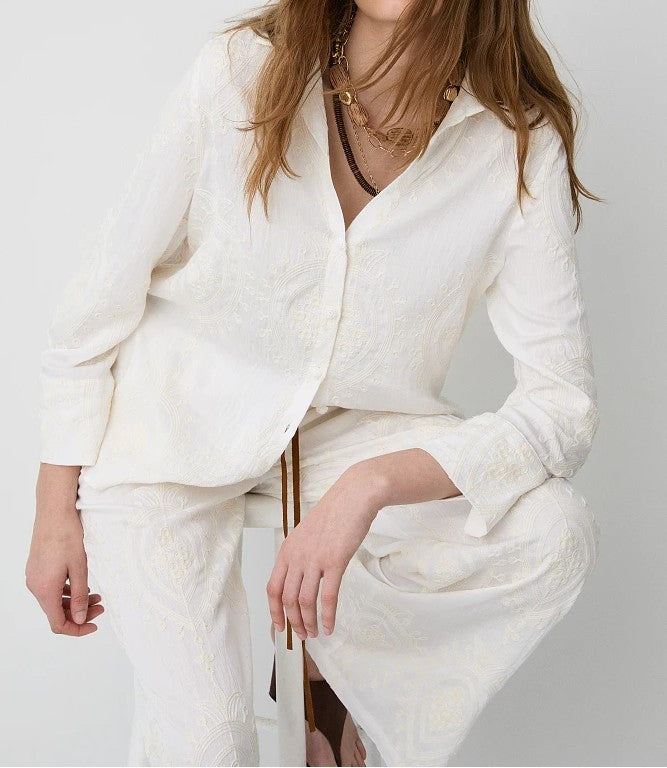Camisa blanca manga larga.