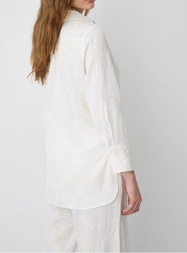 Camisa blanca manga larga.
