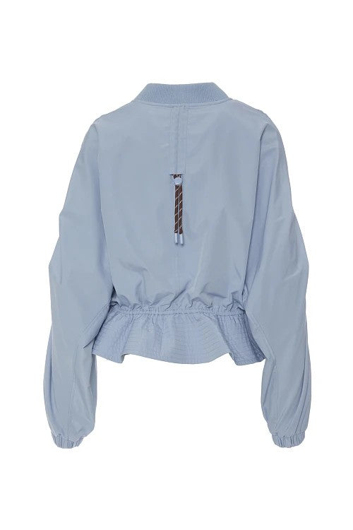 Chaqueta corta azul.