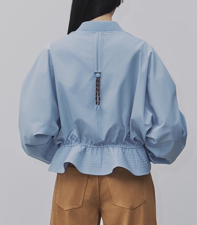 Chaqueta corta azul.