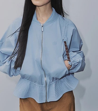 Chaqueta corta azul.