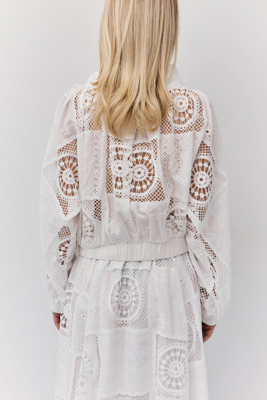 Chaqueta calada bordados.