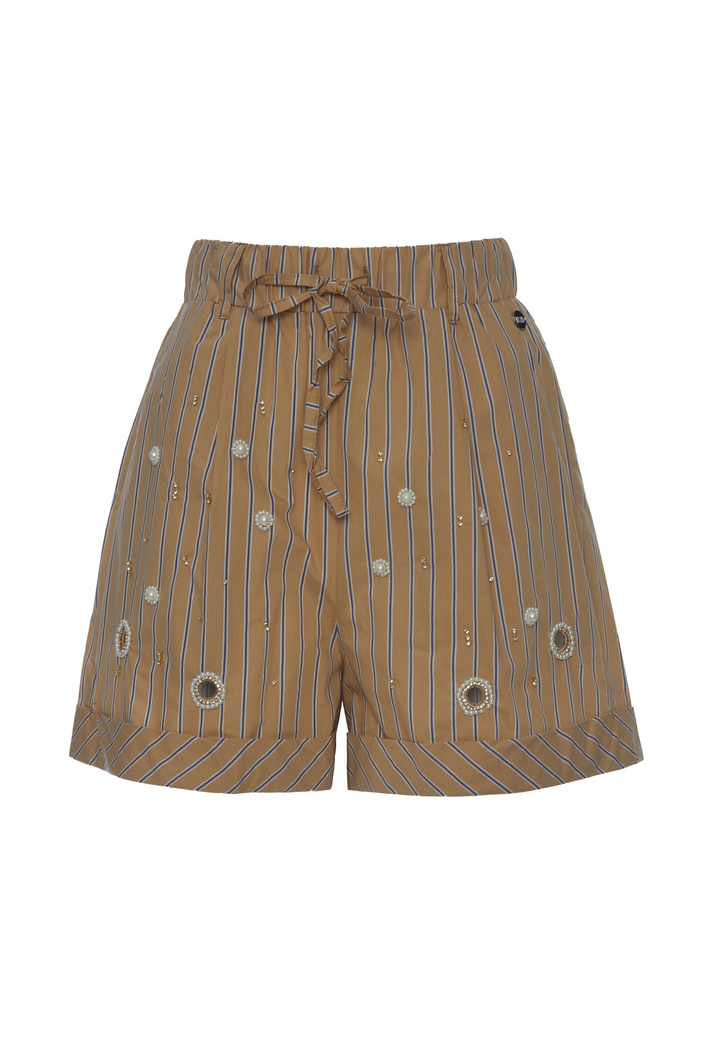 Pantalón corto a rayas.