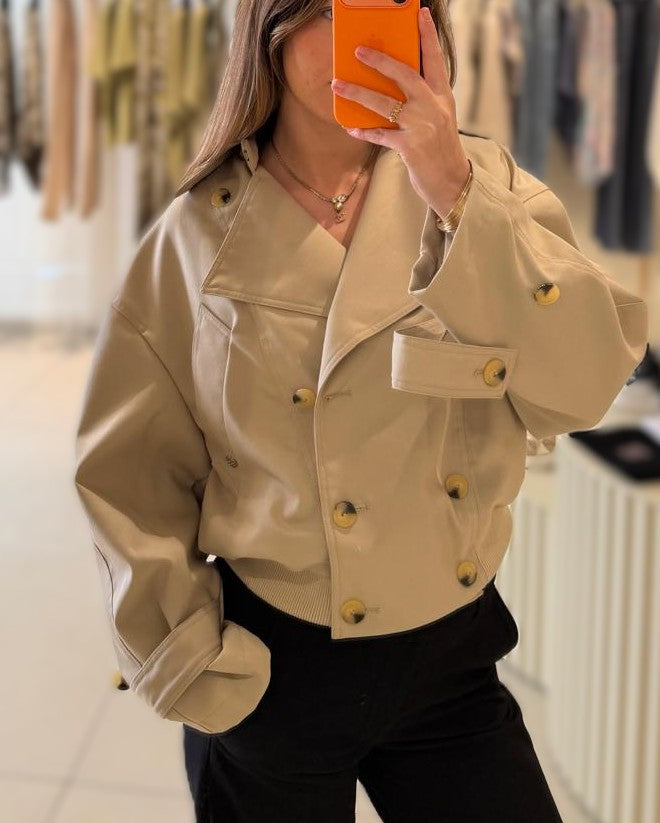 Gabardina corta.