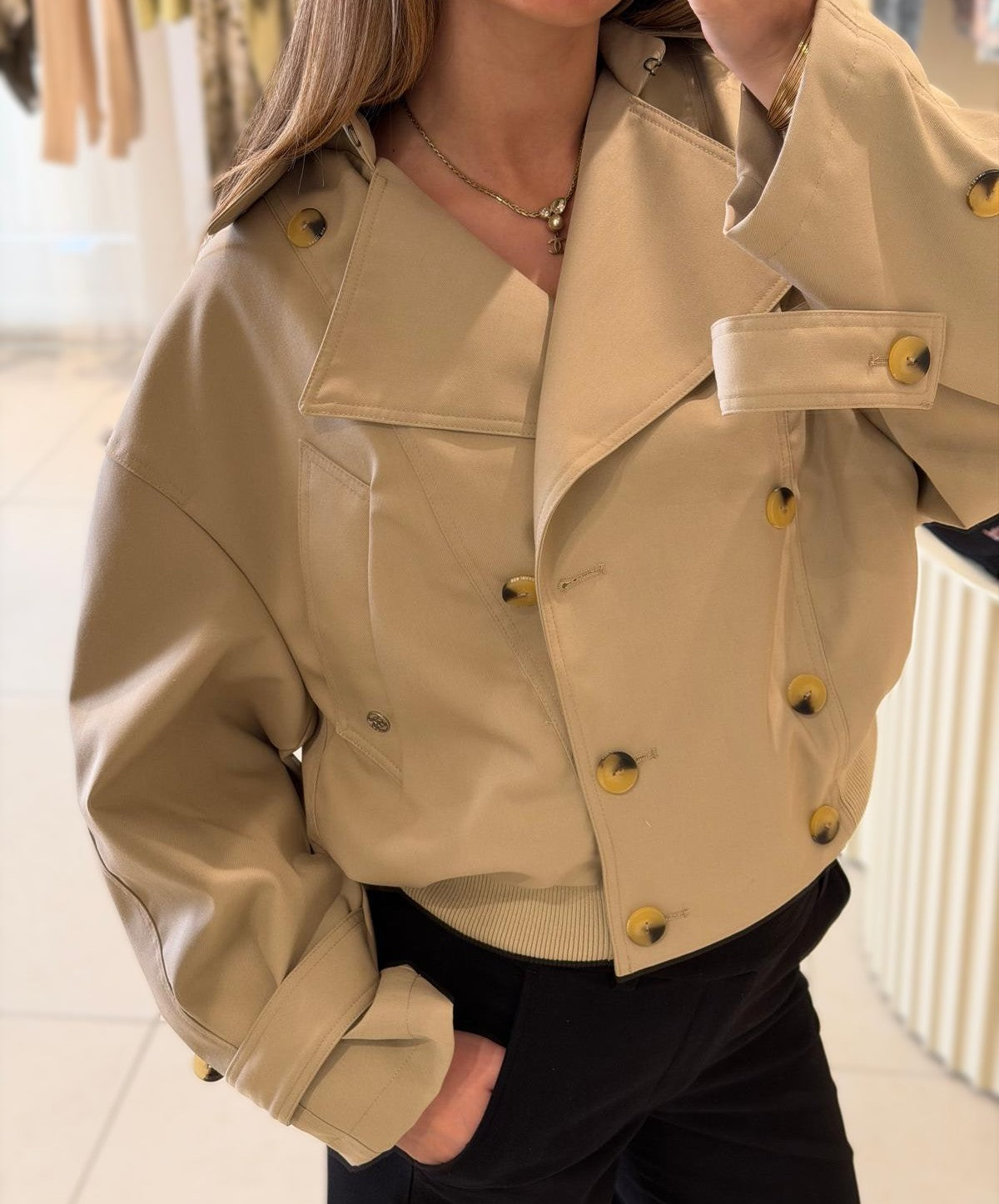 Gabardina corta.