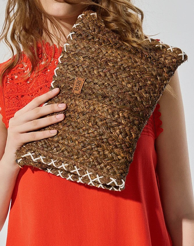 Bolso bandolera marrón.