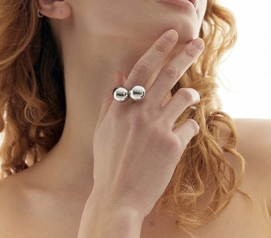 Anillo plateado.