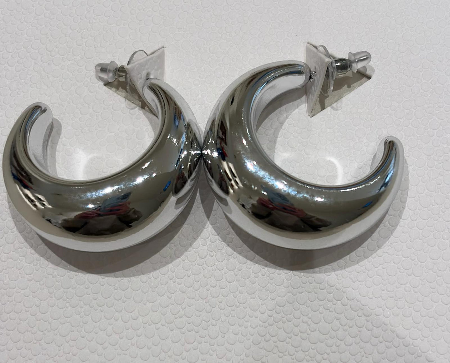 Pendientes plateados.