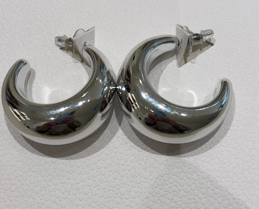 Pendientes plateados.