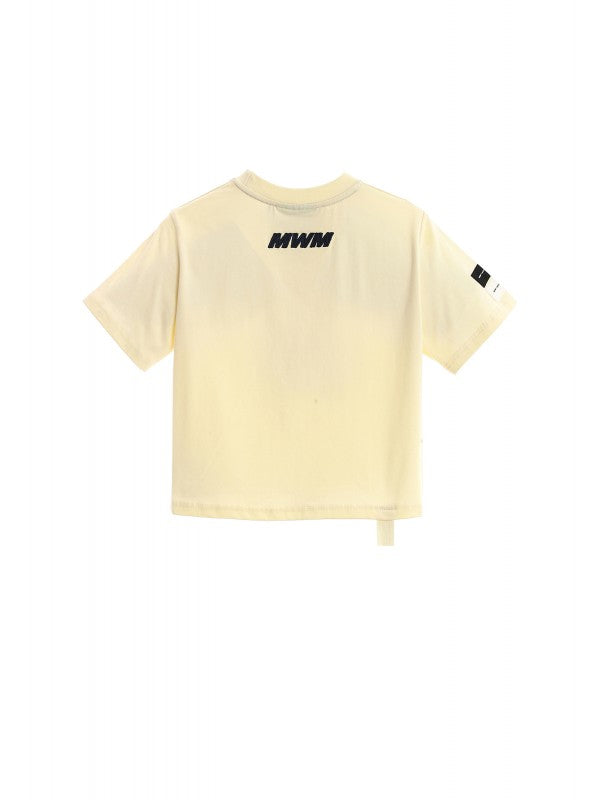 Camiseta amarilla manga corta.