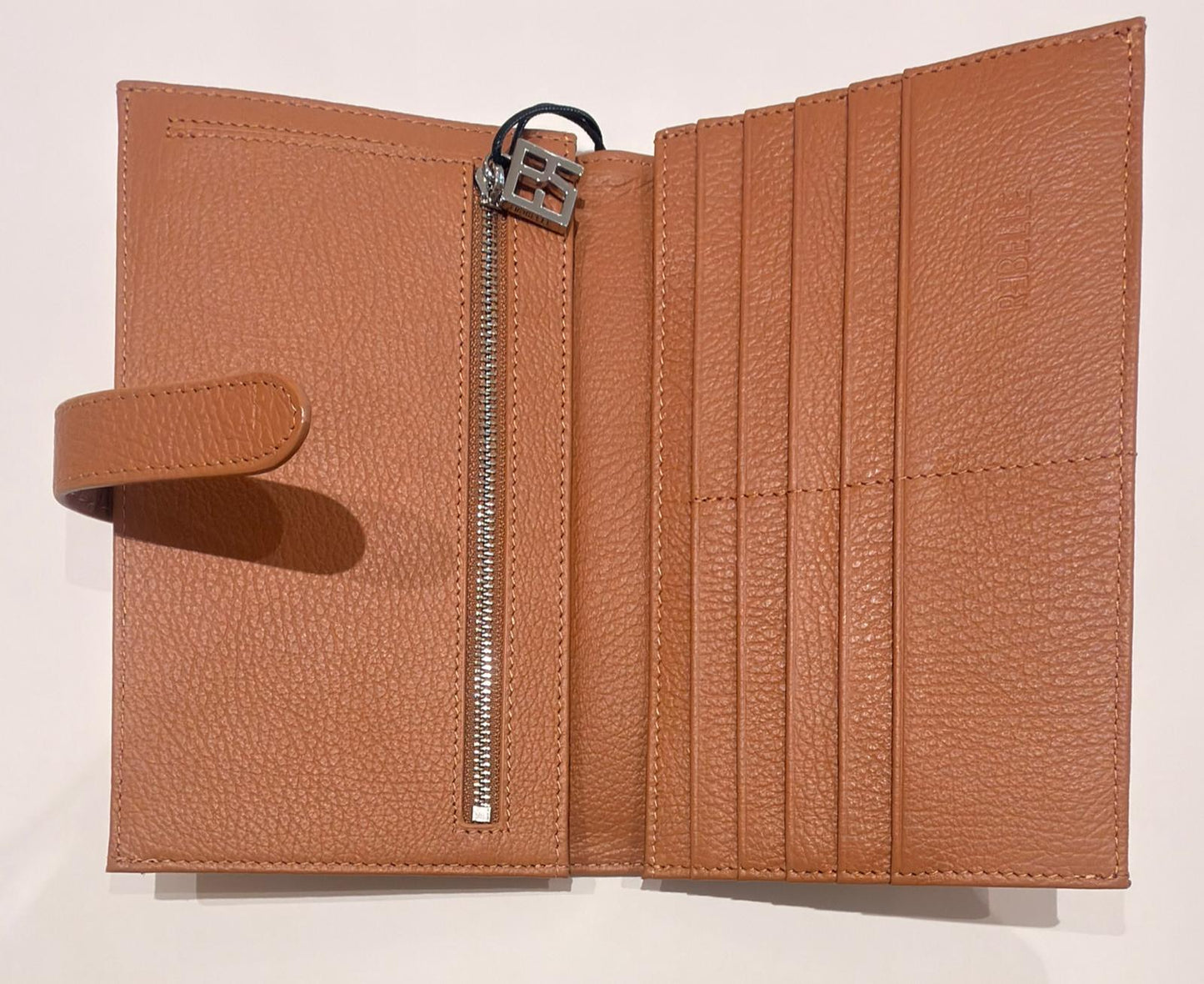 Cartera grande marrón.